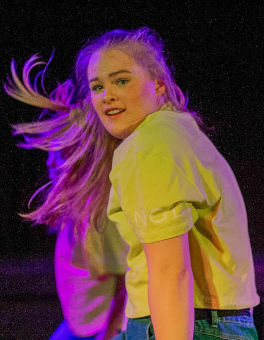 Jente som danser på scenen