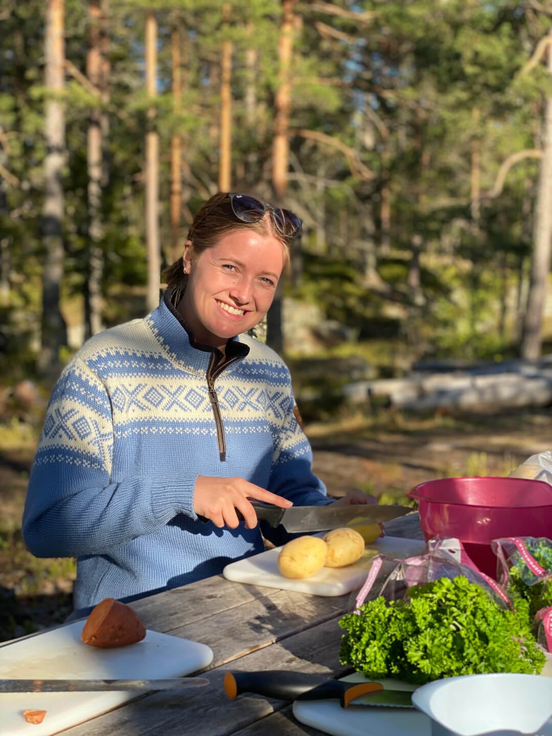Kvinne som lager mat i naturen.