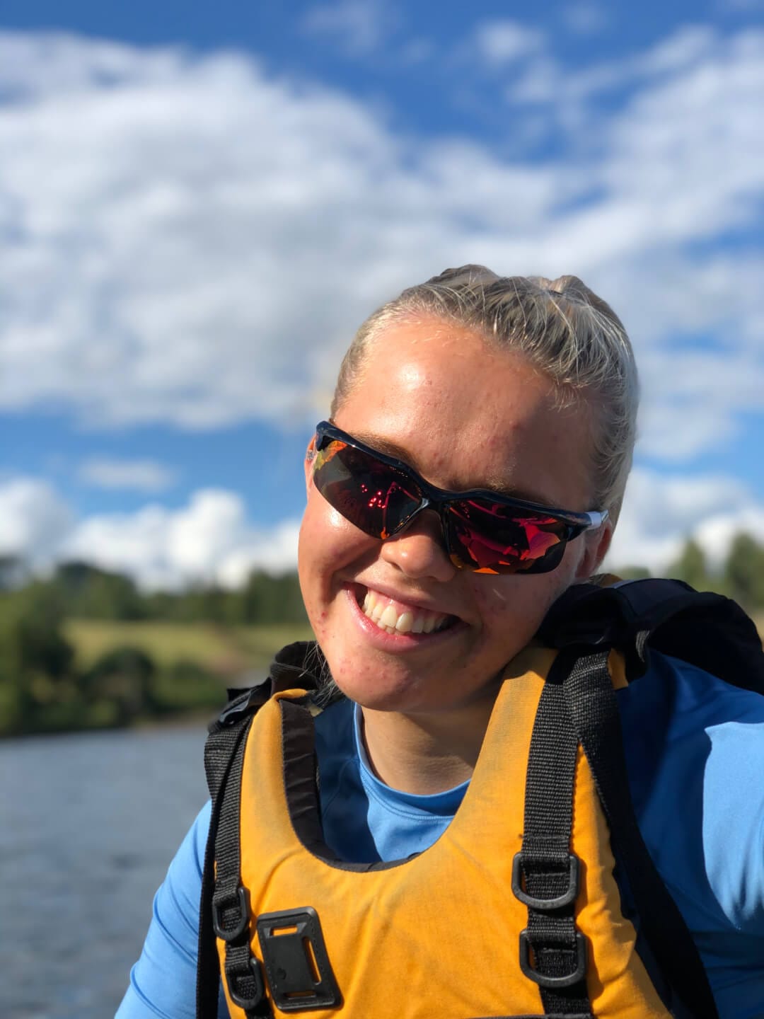 Smilende kvinne med redningsvest