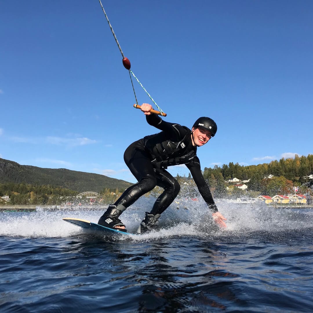 Elev på wakeboard som smiler