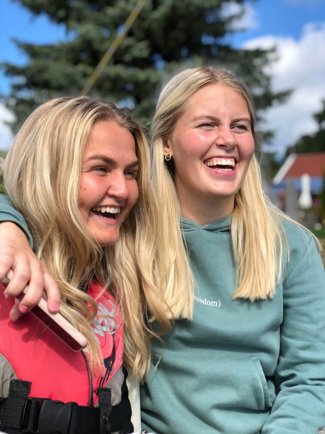 valgfag-samfunnsliv – Sagavoll Folkehøgskole – Sagavoll Folkehøgskole To kvinner ler og holder rundt hverandre