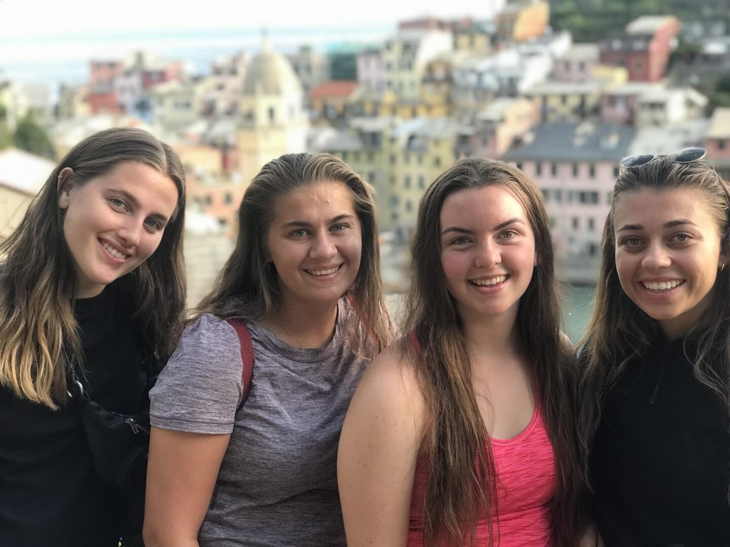 Fire kvinner på reise som smiler