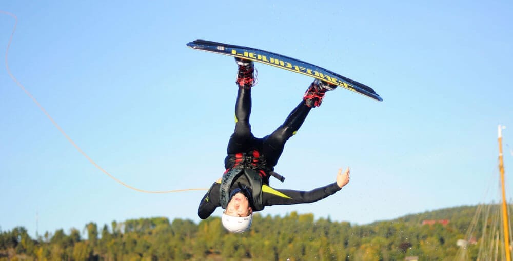 Person i luftig hopp på wakeboard