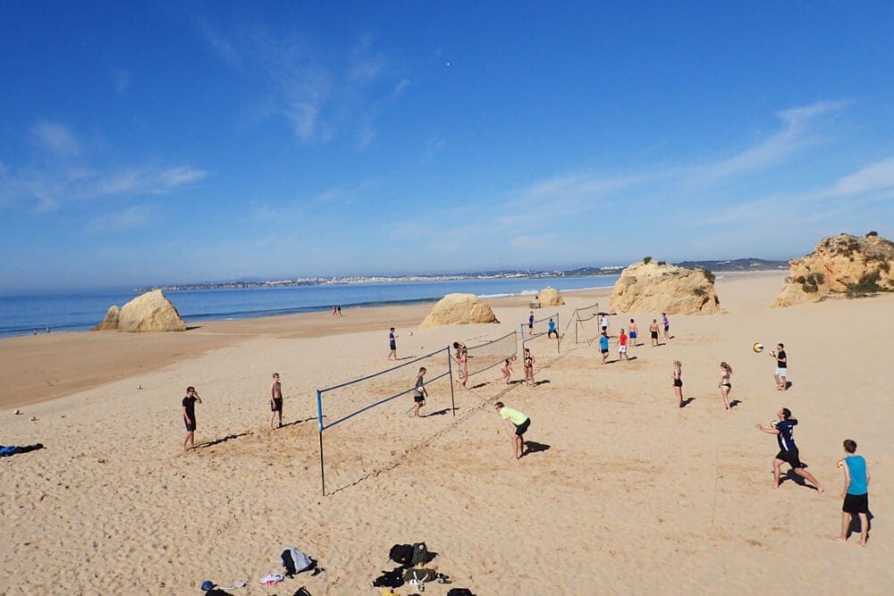 Strandvolleyball ved havet