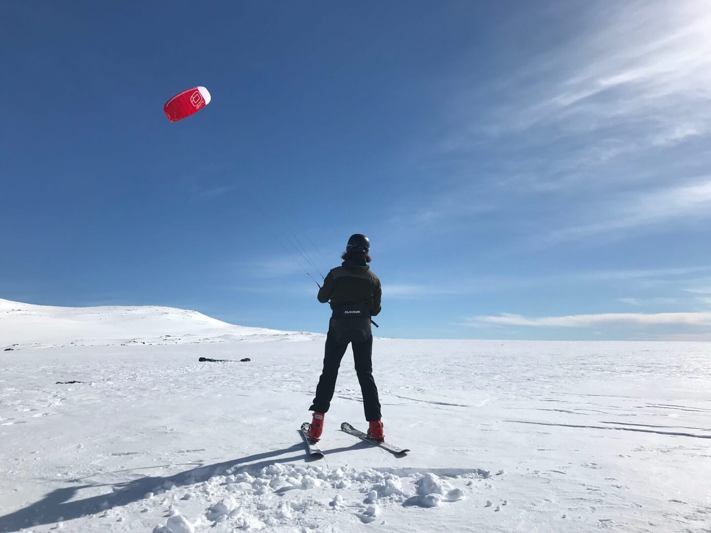 Kiting på vidda over snøen på ski