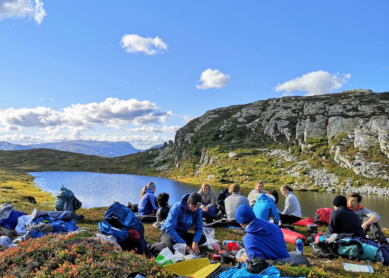 Gjeng på fjellet som har rastepause