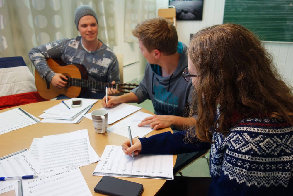 Elever som skriver musikk og spiller gitar