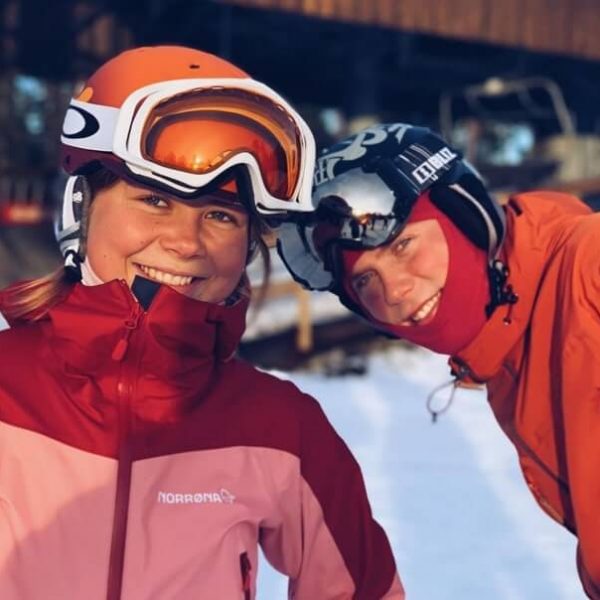 To elever med hjelm og slalåmbriller i snøen