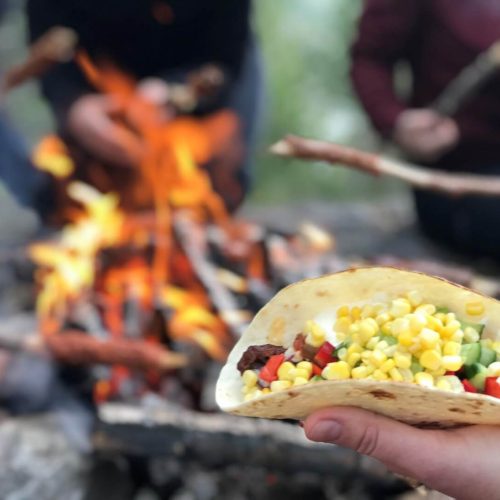 Taco-på-bål-scaled-uai-1440×1080 Lefse med taco foran et bål