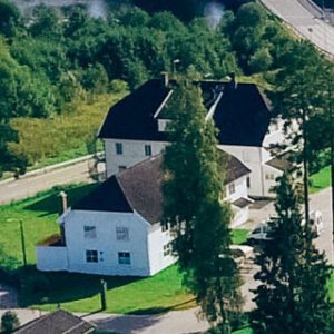bygninger-forming Foto av stor hvit bygning på Sagavoll Folkehøgskole