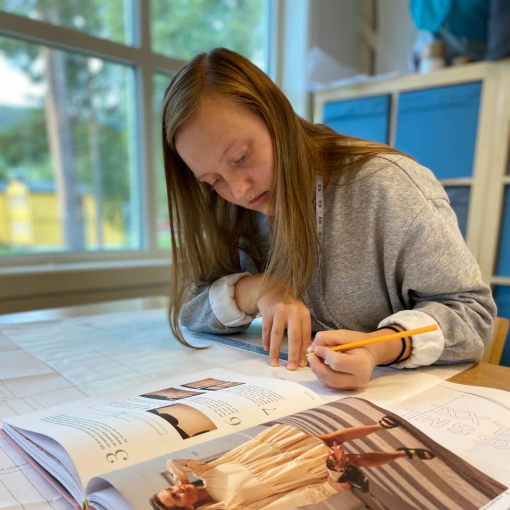 diy-linjeside-selma Elev som studerer mote og noterer