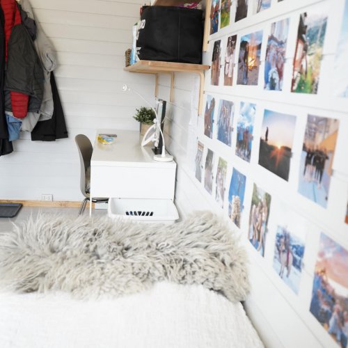 internat-4 Seng og skrivebord i et av rommene på internatet