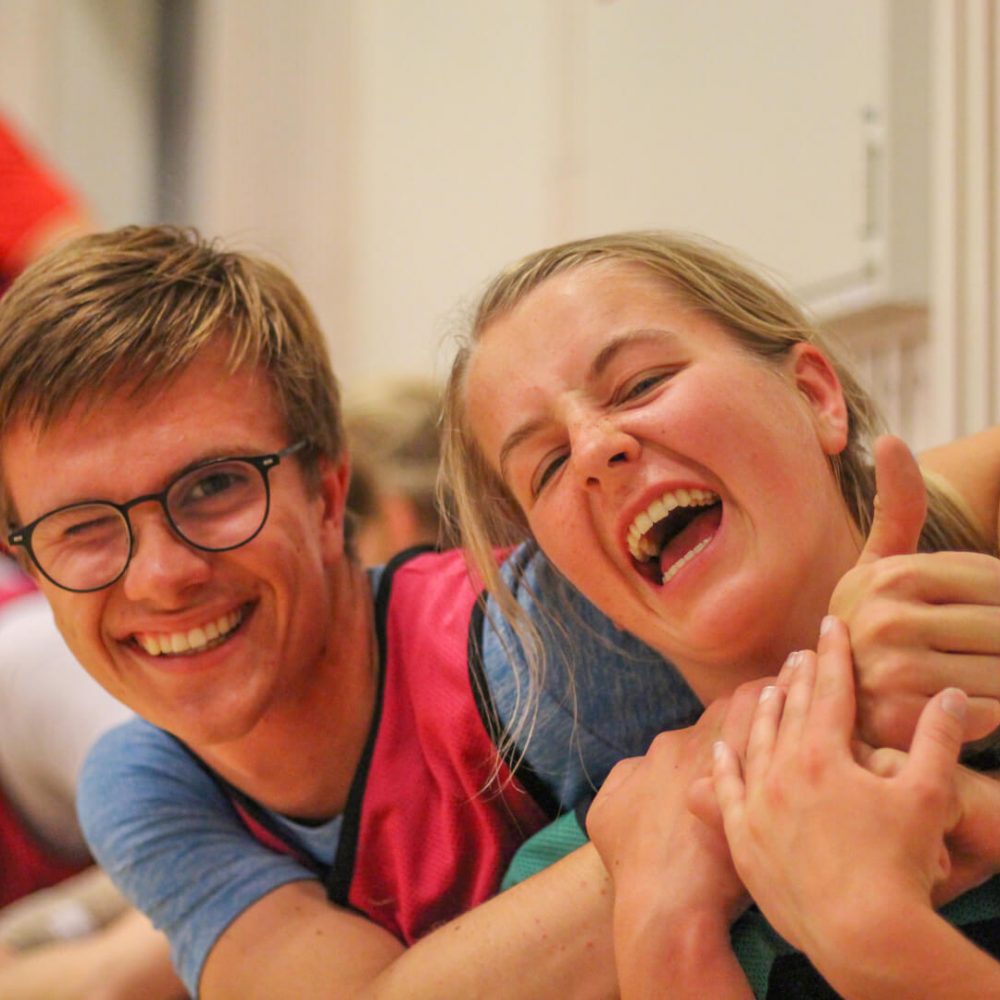 linje-krik-forside-3 To elever som holder rundt hverandre og ler